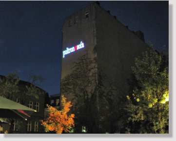 Poltronesofa Logo auf einer Hauswand